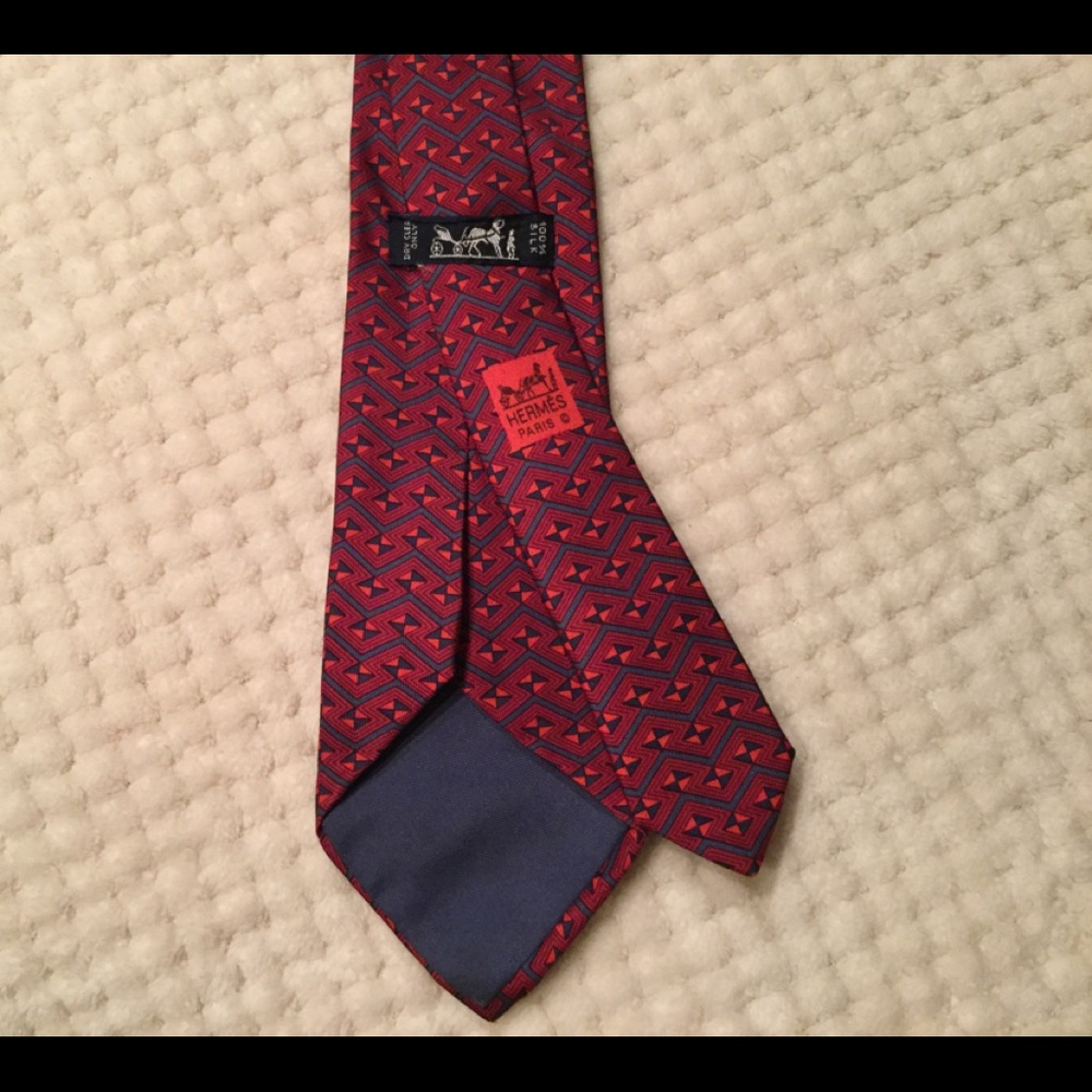 HERMÈS Men’s red silk tie